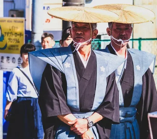 Samurai traditional Japanese clothing male — man in hakama and haori standing at Japanese temple